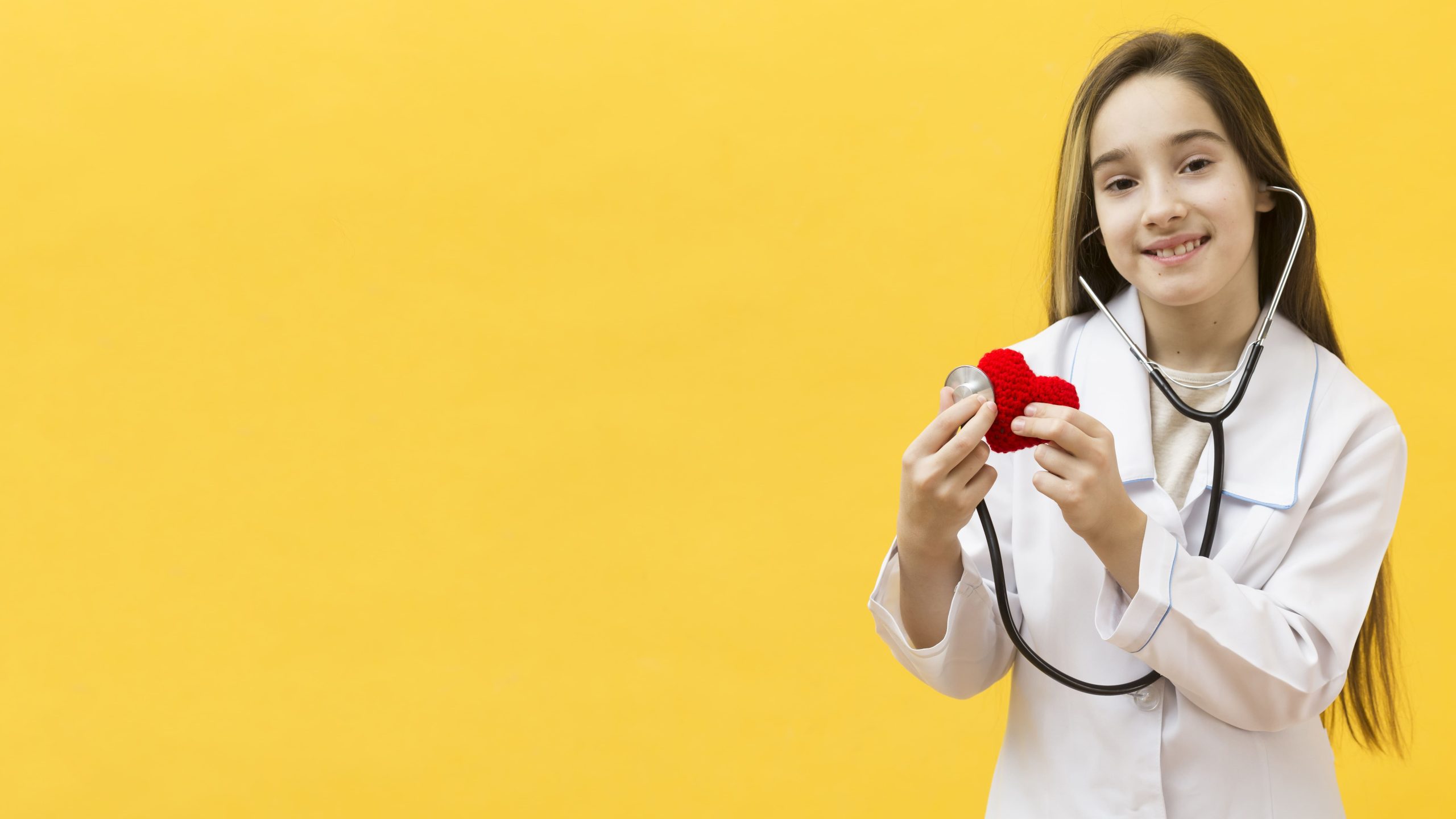 adorable-nina-escuchando-espacio-copia-corazon